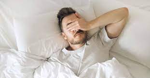 أسباب عدم الشعور بالراحة بعد الاستيقاظ من النوم