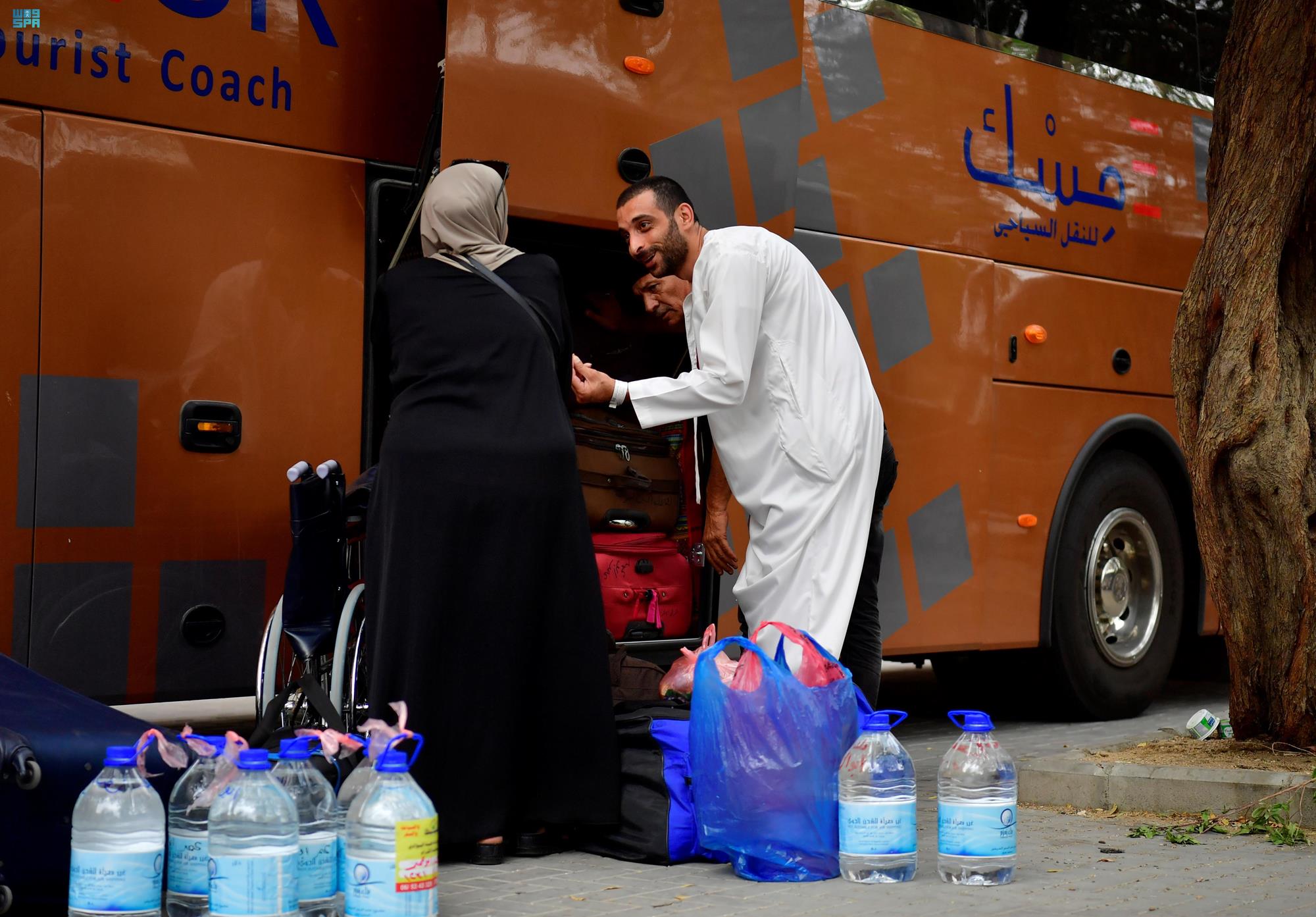 فرحين مستبشرين .. قوافل الحجاج المتعجلين تغادر مكة المكرمة