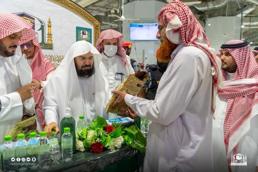 ودع الحجاج بزمزم والزهور.. السديس : خدمة ضيوف الرحمن وسام شرف لنا