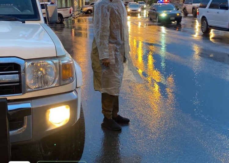 لقطات من جهود رجال المرور أثناء هطول الأمطار بعسير - المواطن