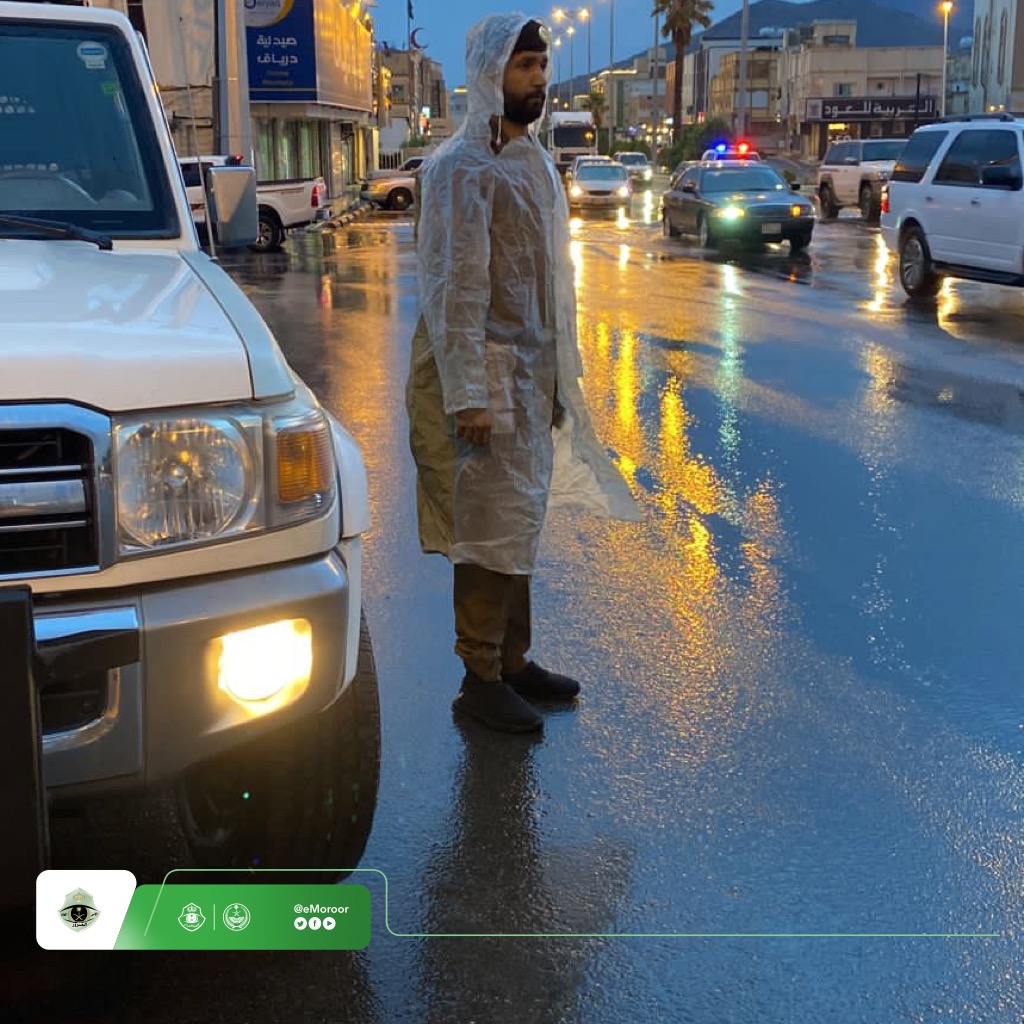 لقطات من جهود رجال المرور أثناء هطول الأمطار بعسير