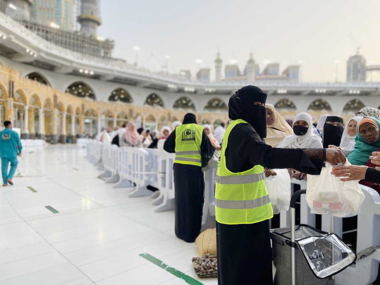 توزيع أكثر من 1000 وجبة يوميًّا لقاصدات المسجد الحرام
