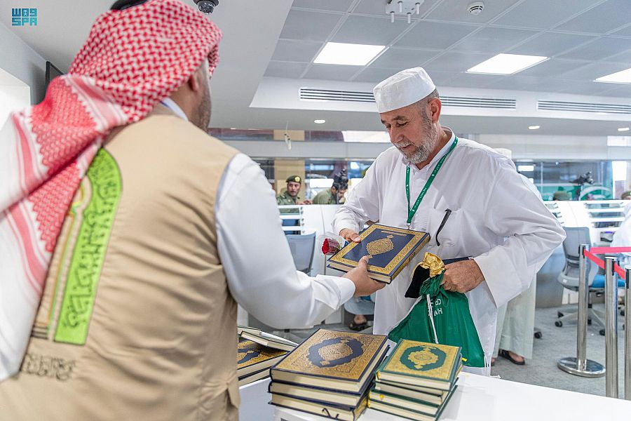 توزيع هدية الملك سلمان على الحجاج المغادرين عبر منفذ جديدة عرعر