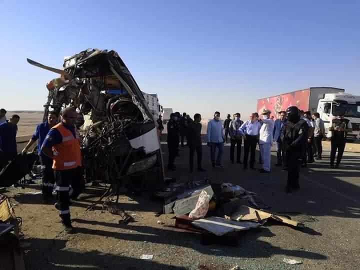 مشاهد مروعة .. تصادم مقطورة وحافلة في مصر يقتل 23 ويصيب 32