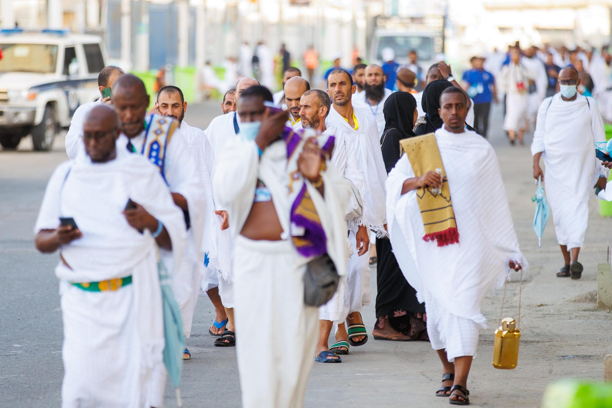 حجاج بيت الله الحرام يتوافدون إلى مشعر منى لقضاء يوم التروية