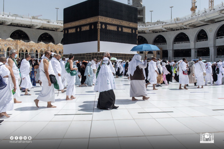 الأفواج الأخيرة من الحجاج يؤدون طواف القدوم قبل يوم التروية