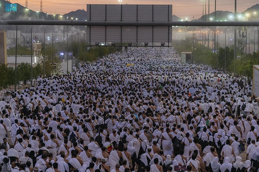 الحجاج يسلكون أطول طريق مشاة في العالم في نفرة مزدلفة