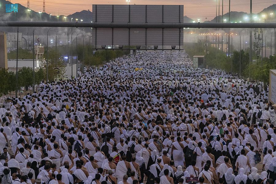 الحجاج يسلكون أطول طريق مشاة في العالم في نفرة مزدلفة