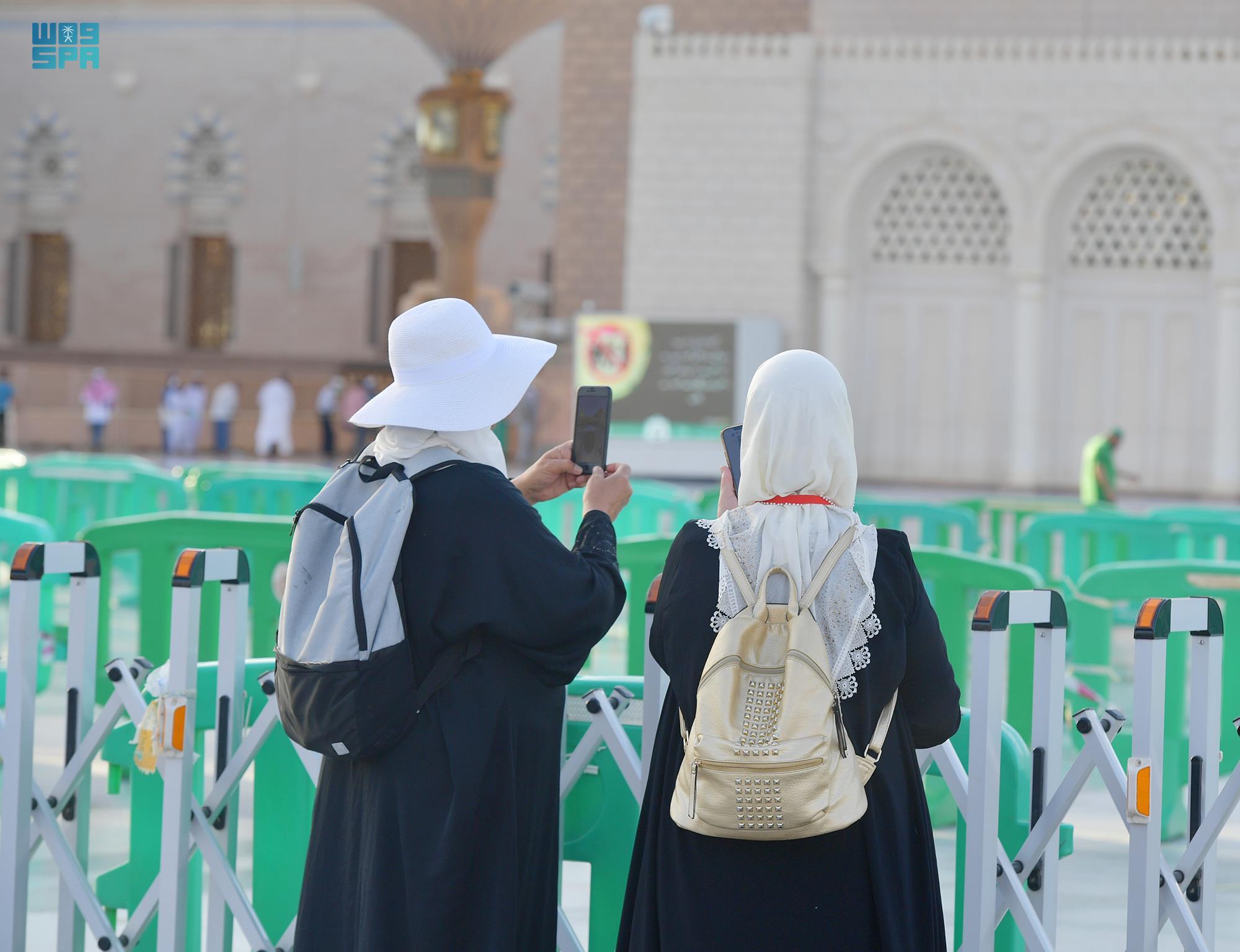 حجاج بيت الله الحرام يوثوقون لحظاتهم الرائعة