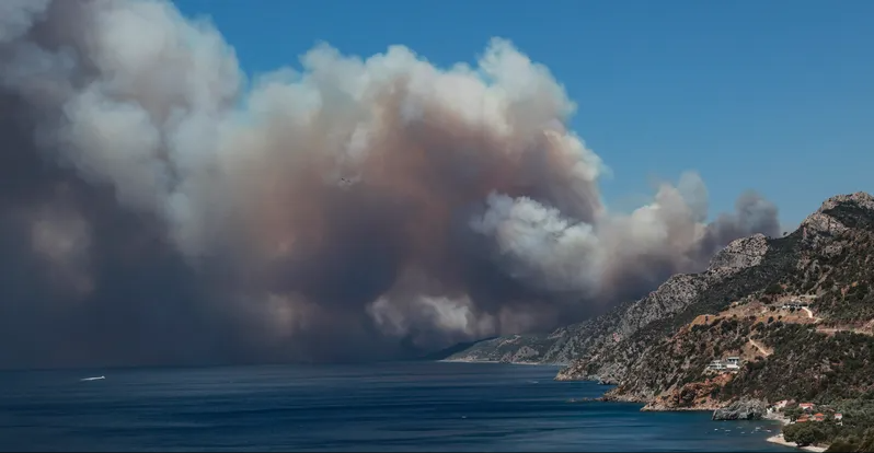 إخلاء منتجع سياحي بعد حريق جزيرة ليسبوس باليونان