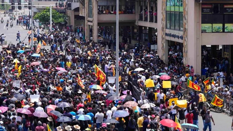 رئيس سريلانكا يفر من مقره بعد اقتحام المتظاهرين