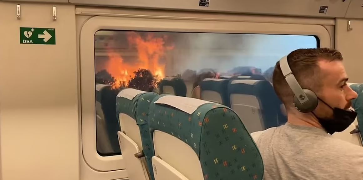 شاهد.. ركاب قطار في إسبانيا محاصرون بنيران حرائق الغابات