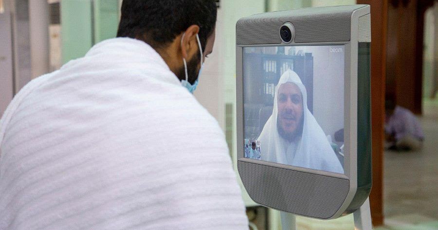 روبوت آلي لتقديم الفتوى للحجاج في مسجد نمرة بـ عرفات