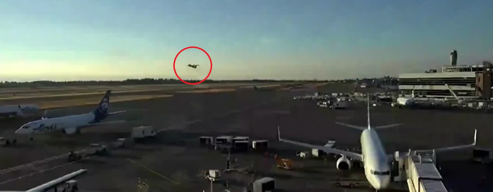 فيديو صادم.. لحظة سرقة طائرة من مطار أمريكي