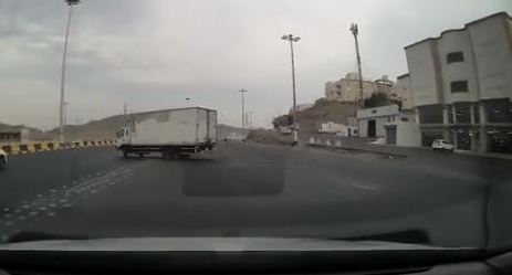 بالفيديو.. قائد شاحنة يقطع طريقاً سريعاً ويعرض حياة الآخرين للخطر
