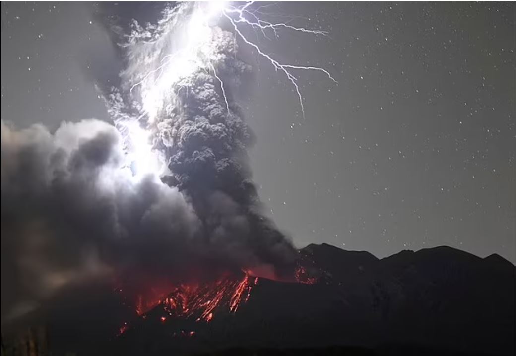 شاهد اللحظات الأولى لانفجار بركان في اليابان