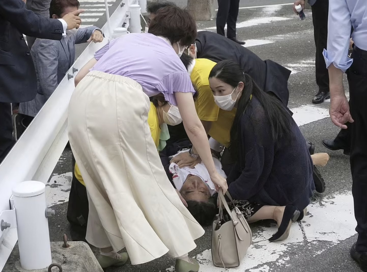 لحظة إصابة شينزو آبي رئيس وزراء اليابان السابق برصاصة في العنق