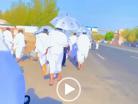 حجاج يصعدون إلى عرفات سيرًا على الأقدام