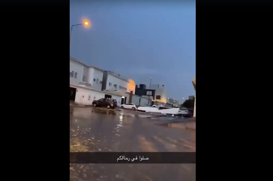مقطع متداول لنداء أحد مؤذني المساجد بجنوب الرياض: صلوا في رحالكم