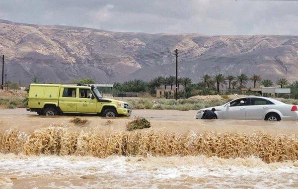 المرور يحذر من عبور الأودية أثناء جريانها ويتوعد بالعقوبة