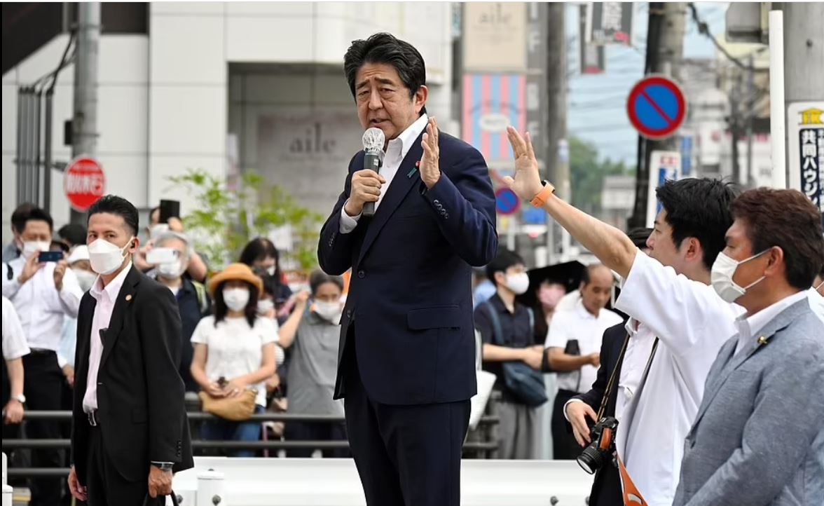 إقالة وزير الدفاع الياباني بسبب اغتيال آبي وأحداث كنيسة التوحيد