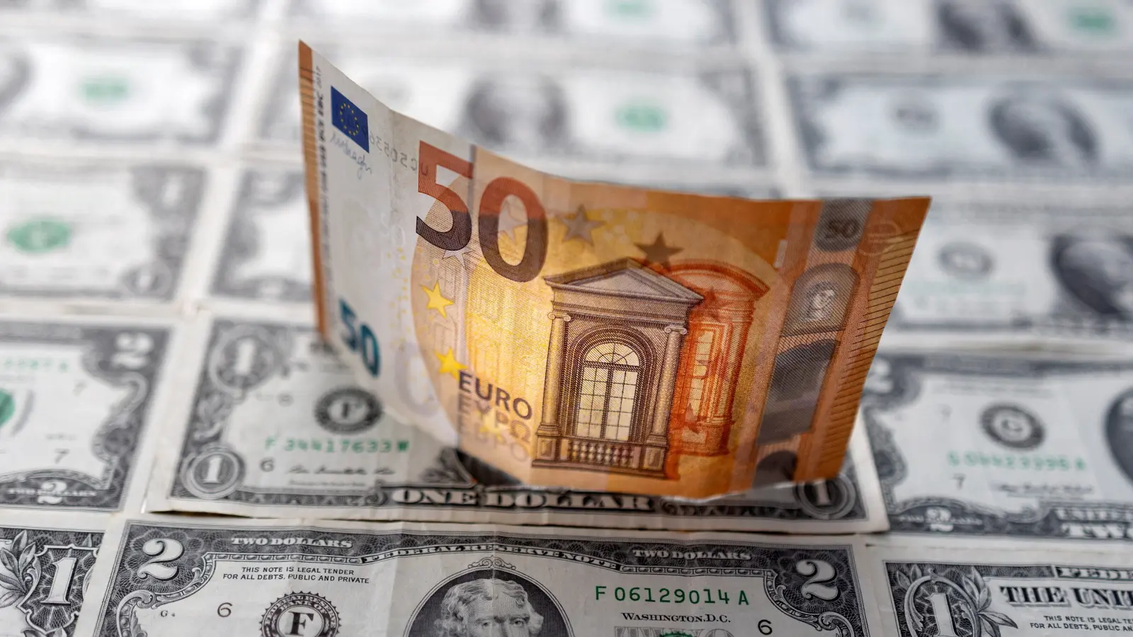 اليورو يكافح أمام الدولار في أسواق التداول