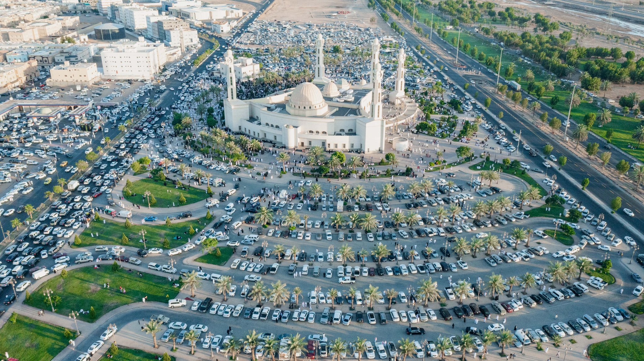 لقطات جوية لجامع الوالدين في تبوك خلال تأدية صلاة العيد