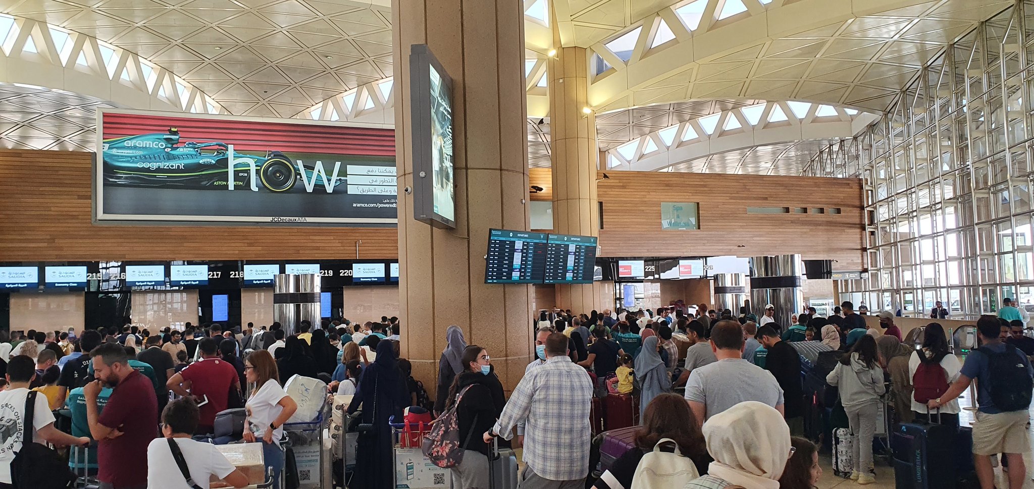 الفوضى تضرب مطار الرياض ومسافرون: شيء مو طبيعي