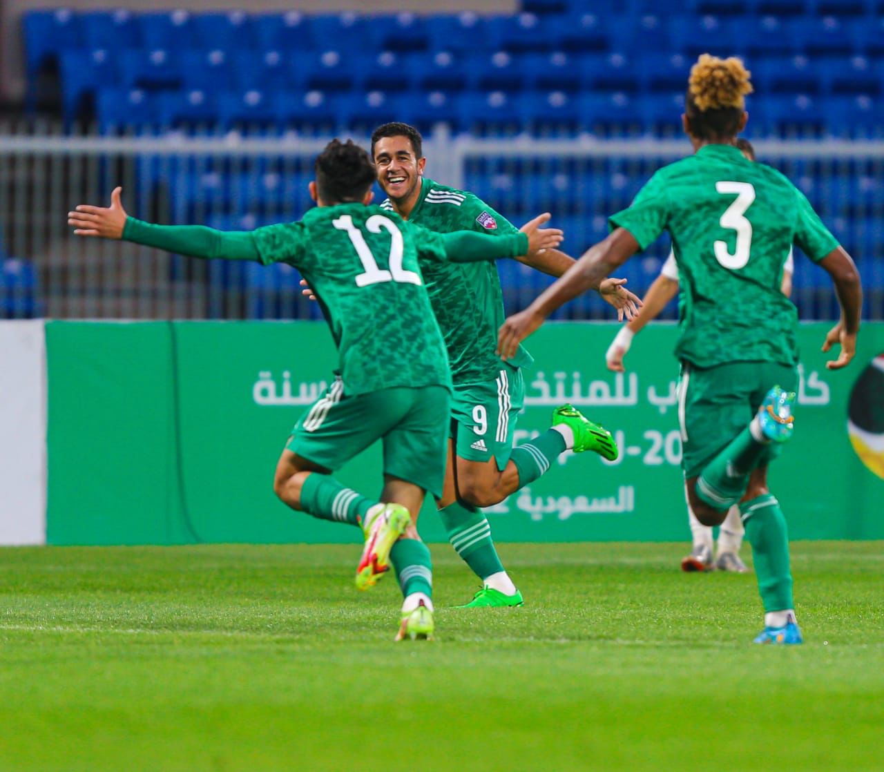 منتخب الجزائر يفوز على ليبيا ويتأهل إلى ربع النهائي