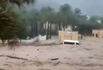 شاهد.. قوة السيول تجرف السيارات وتكسر الطرق بسلطنة عمان - المواطن