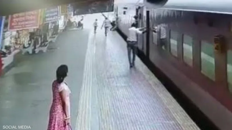شجاعة شرطية تنقذ امرأة مسنة وابنها بمحطة قطار