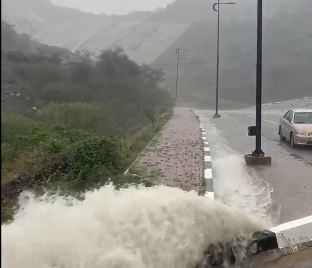 شاهد.. شلالات وسيول في رجال ألمع بعد الأمطار الغزيرة