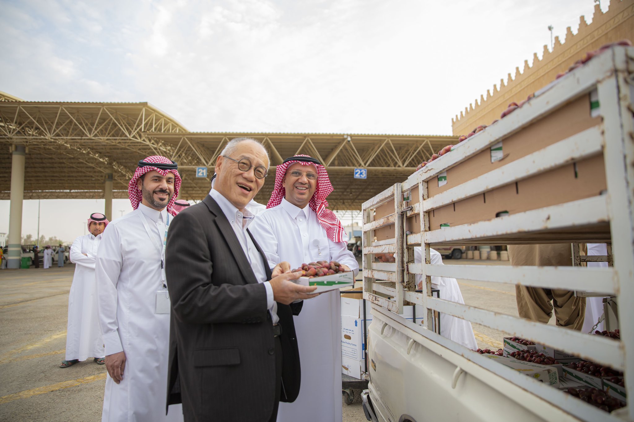 شاهد.. السفير الياباني يتذوق أنواع التمور بمهرجان بريدة