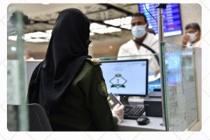 جوازات مطار جدة تستقبل أولى طلائع المعتمرين  - المواطن