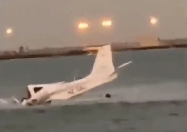 لحظة سقوط طائرة تابعة لنادي الطيران بالحريضة في البحر