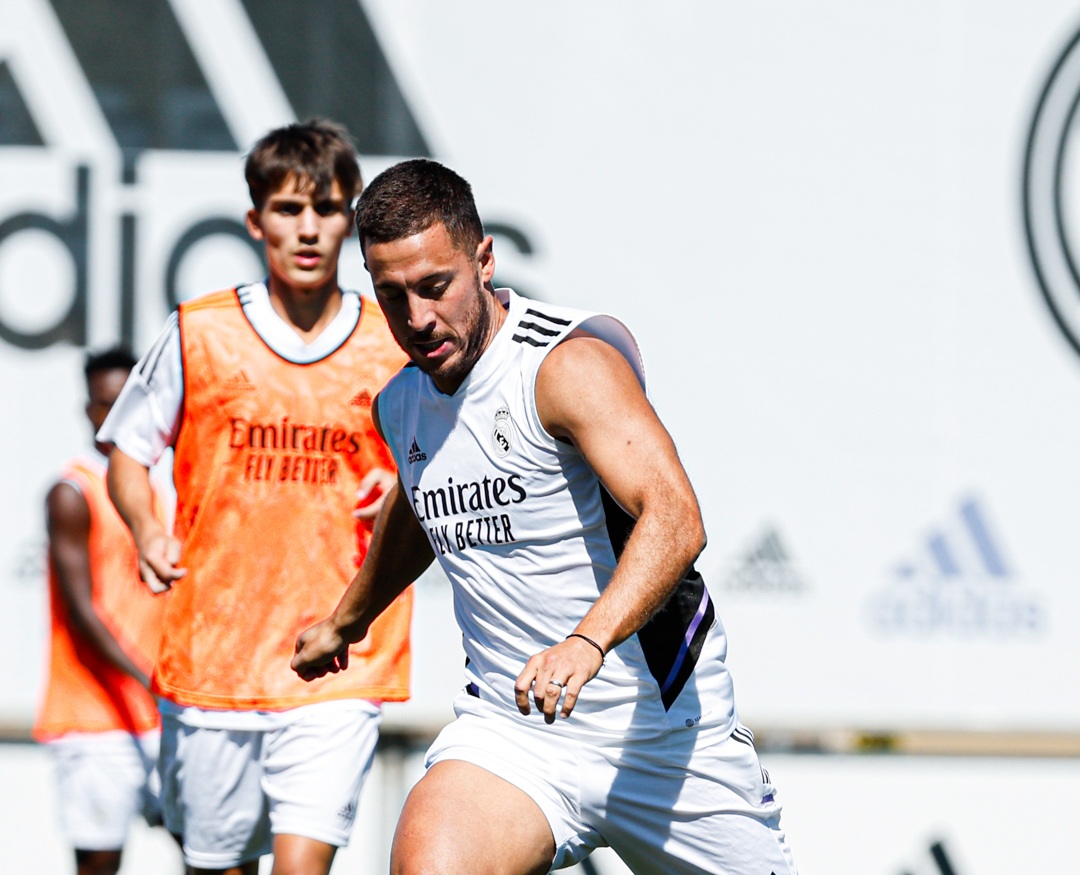 نجم ريال مدريد يبكي في غرفة خلع الملابس