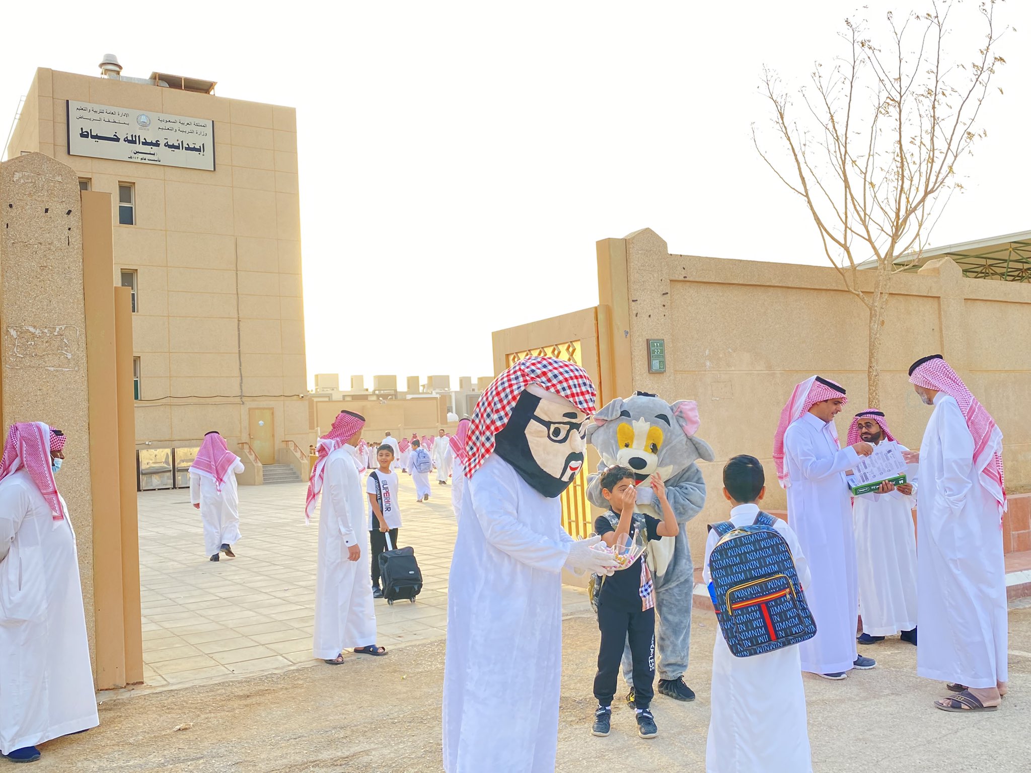 العودة للدراسة.. إدارات التعليم تستقبل الطلاب بالهدايا والورود