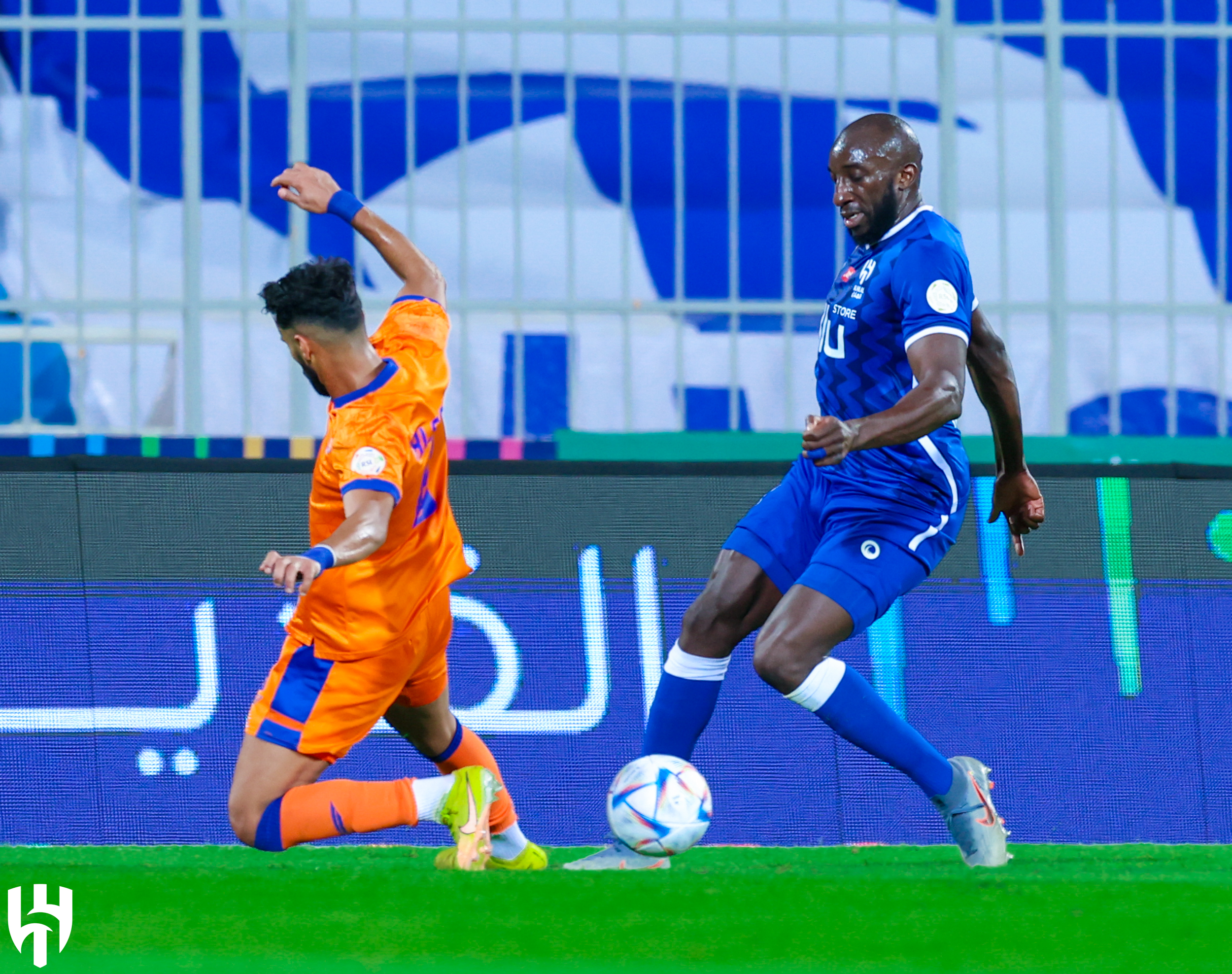 شوط بلا أهداف بين الهلال والفيحاء