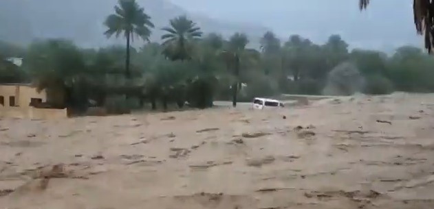 مشهد مرعب.. جريان وادي بني خروص في عمان يجرف المركبات