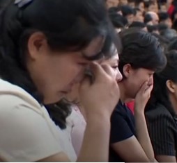 جماهير كوريا الشمالية تجهش بالبكاء بعد إصابة كيم جونغ أون بكورونا