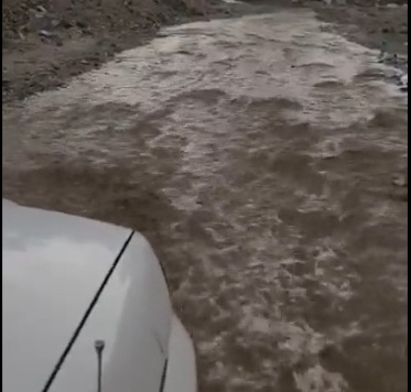 بالفيديو.. جريان السيول في السيل الكبير شمال الطائف