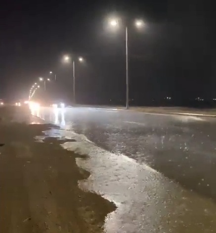 بالفيديو.. أمطار غزيرة على طريق ناوان بالمظيلف