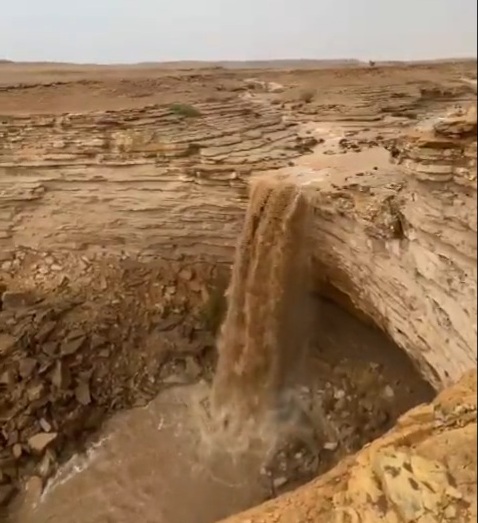 شاهد.. تدفق الشلالات في جبال طويق