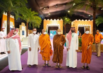 رهبان بوذيون يزورون معرض جسور السعودي في تايلند - المواطن