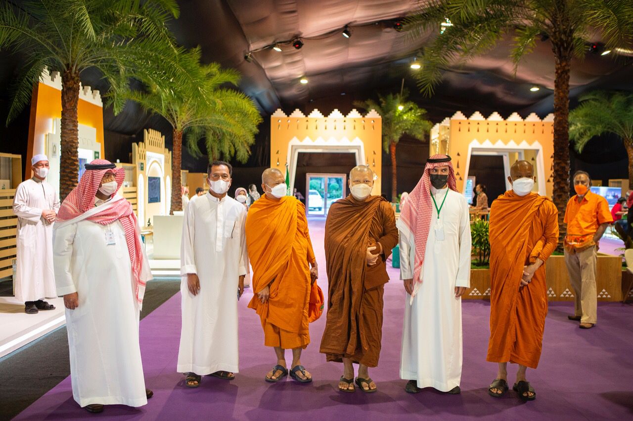 رهبان بوذيون يزورون معرض جسور السعودي في تايلند