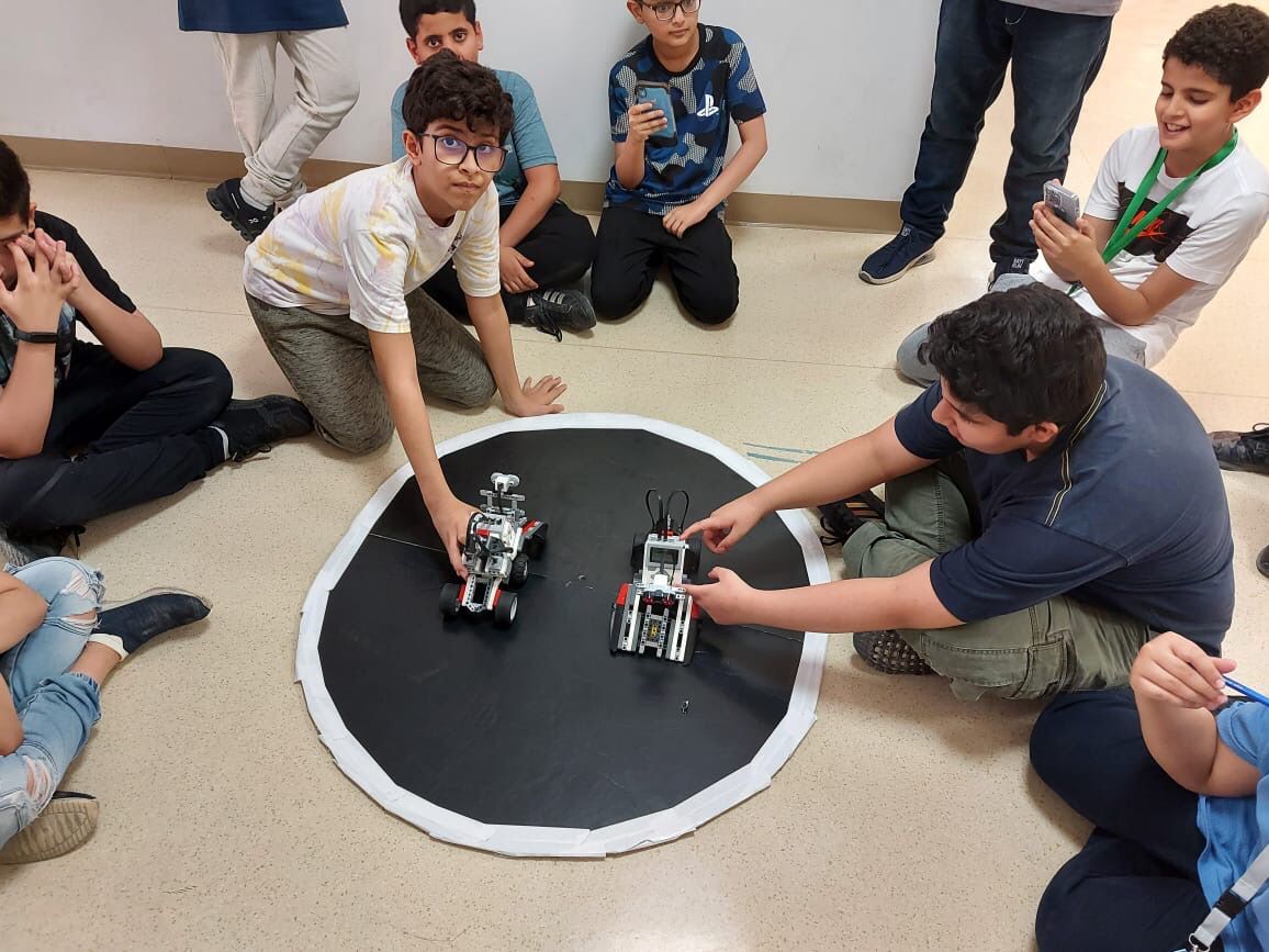 طلاب موهبة ينفذون الروبوت اللاقط للمصانع والمصارع