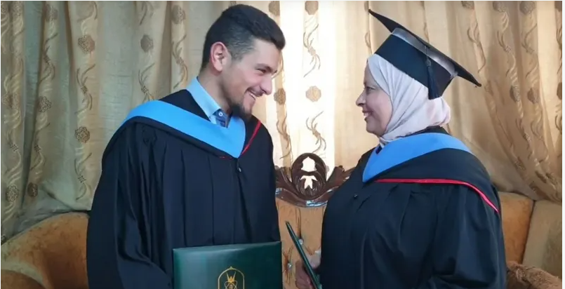 أردنية تحقق حلمها بالتخرج مع ابنها في يوم واحد