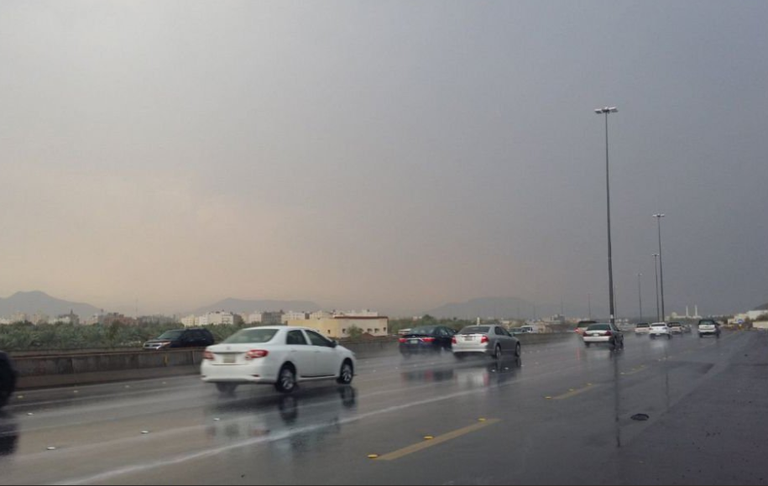 أمطار رعدية وأتربة على مكة المكرمة حتى الثامنة مساء