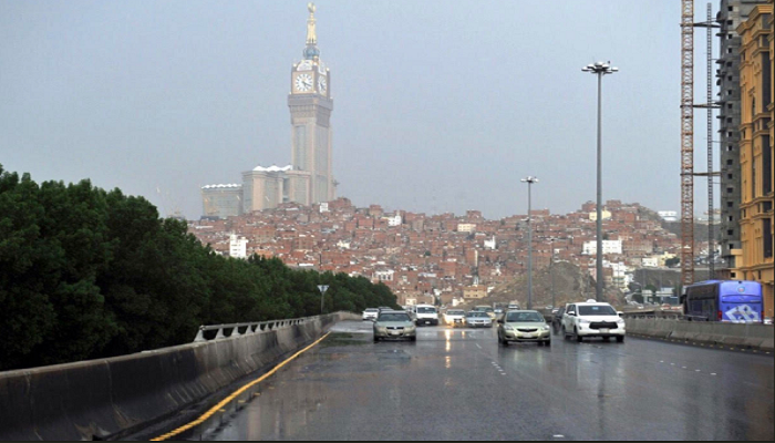 رياح نشطة وأتربة بالمدينة المنورة وأمطار غزيرة على مكة