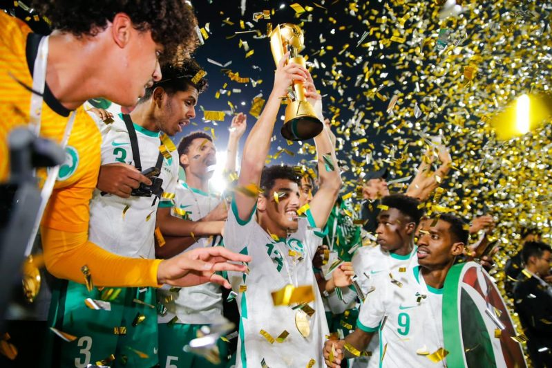 أمير منطقة عسير يتوج منتخب السعودية (1)